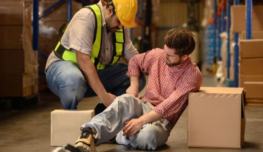 Se cadi sul lavoro, cosa puoi fare? Ecco come tutelarsi legalmente